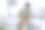 一名男子坐在家里客厅的沙发上，腹痛、腹泻、不适图片下载