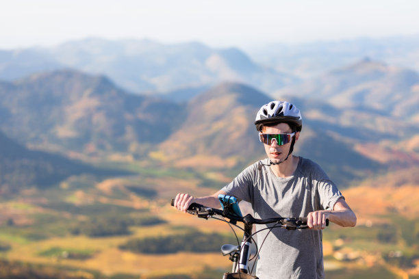 骑自行车的人图片下载