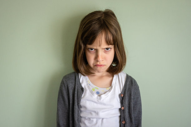 一个悲伤的女孩看着相机的肖像图片下载