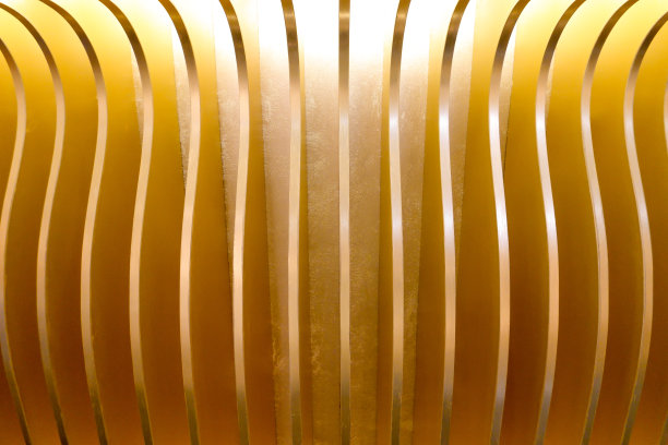 优雅的金色灯光曲线和条纹创意设计接待柜台家具，适合室内办公室或企业现代装饰图片下载