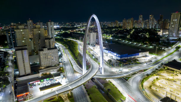 从空中俯瞰的斜拉桥在<s:1> o josjosdos Campos。在夜里图片下载