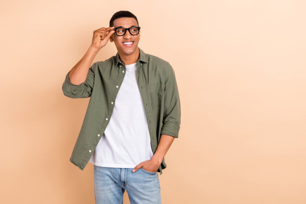 照片自信聪明的人手臂触摸眼镜看起来感兴趣的空白空间广告孤立在米色背景图片下载