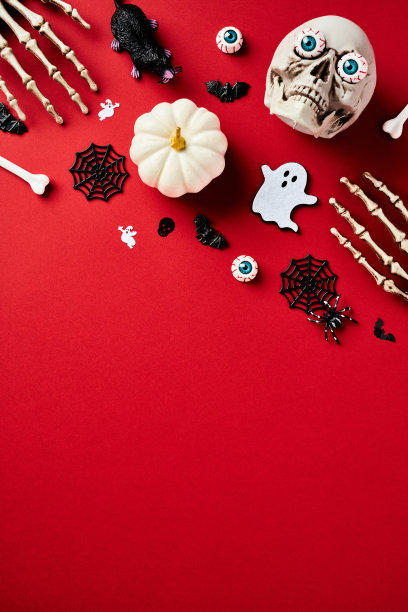 万圣节快乐节日垂直横幅模板。南瓜，怪物的手，头骨，血淋淋的眼睛，蜘蛛，蝙蝠，鬼在红色的背景组成图片下载