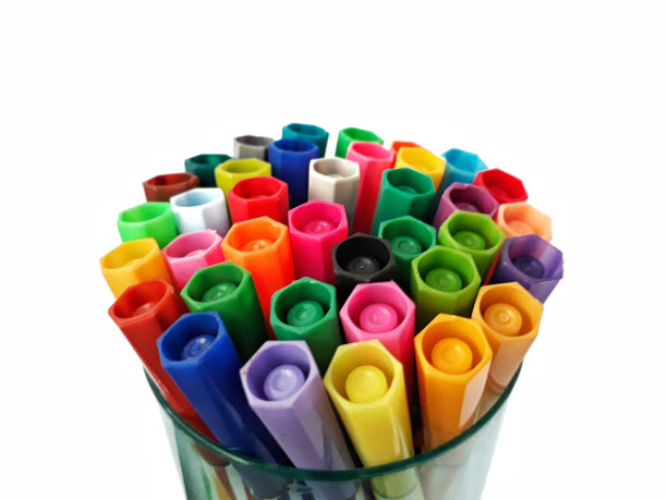 白色背景杯子上的一组彩色钢笔或蜘蛛图片下载