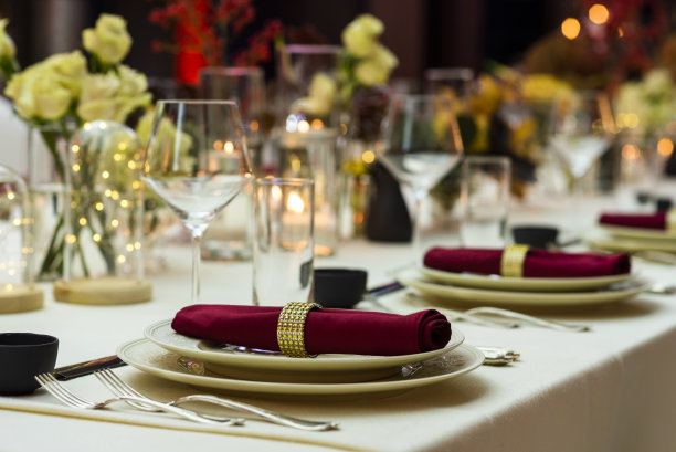 餐桌上有织物餐巾，并装饰有花卉装饰图片下载