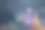 手持智能手机查看天气雨天信息显示在屏幕上。天气信息。雨天概念。图片下载