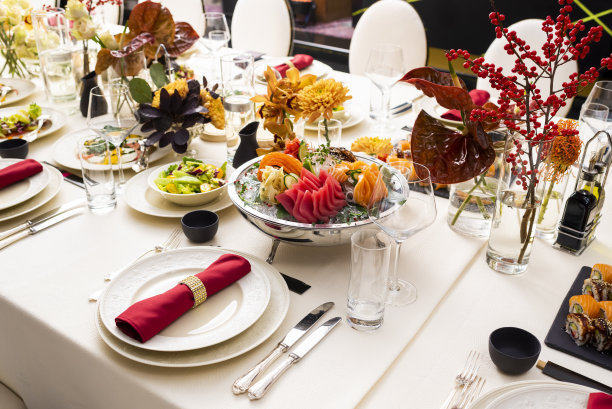 在餐馆的餐桌上，饭菜和食物放在桌子上图片下载