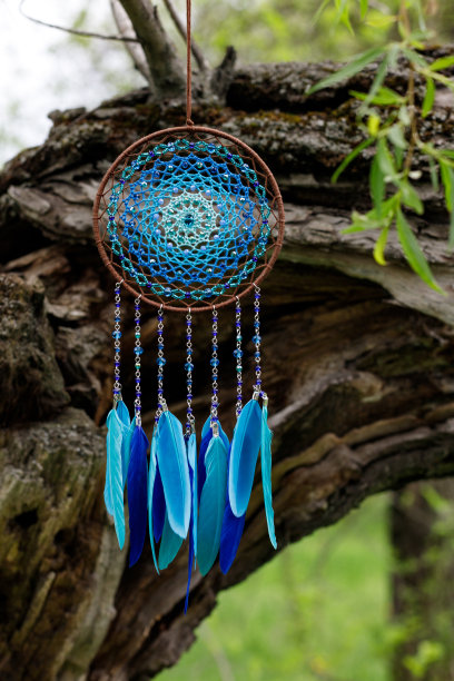 手工捕梦网用羽毛线和珠子绳挂图片下载