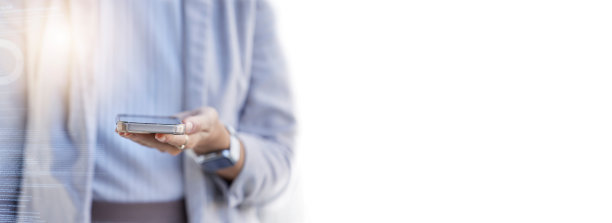 手，手机和在线应用程序与横幅或专业在白底与金融专家。商业，企业家和在线阅读技术在模拟空间工作的特写。图片下载