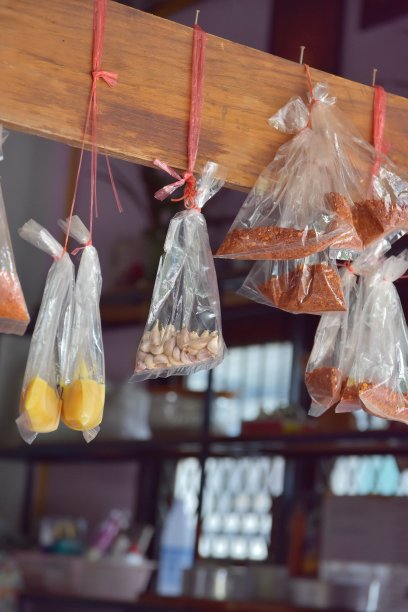 泰国当地的杂货店橱窗。图片下载