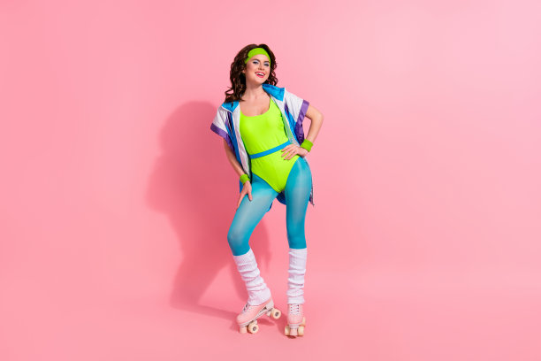 女教练在街头溜冰场公园骑旱冰鞋的照片，时尚的身体套装衣服孤立在柔和的色彩背景上图片下载