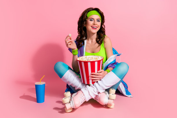 运动女士教练的照片坐在地板上与流行玉米快餐杯观看年度运动比赛孤立在柔和的颜色背景图片下载