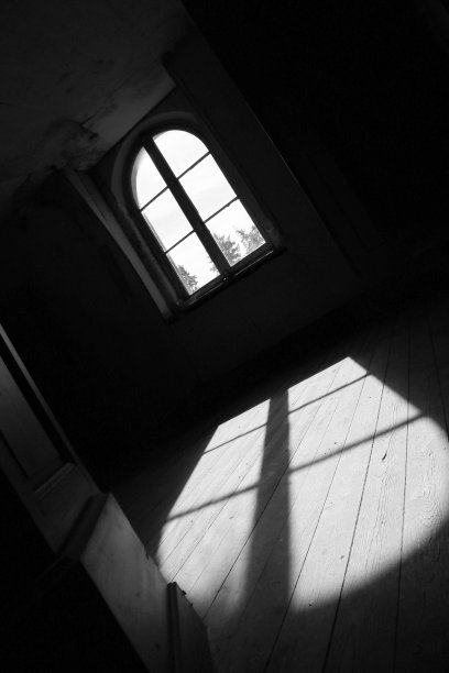 没有人的老房子里漂亮的木框窗图片下载