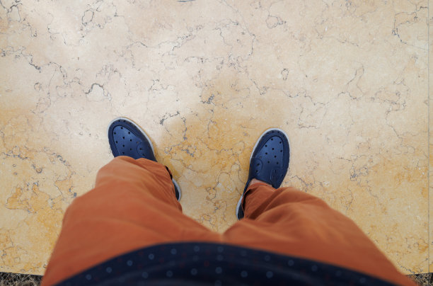 男人站在地板上图片下载