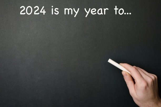 男生用粉笔在黑板上写2024年是我的年图片下载