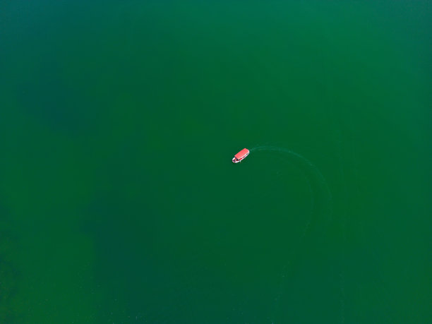 湖上的小摩托艇图片下载