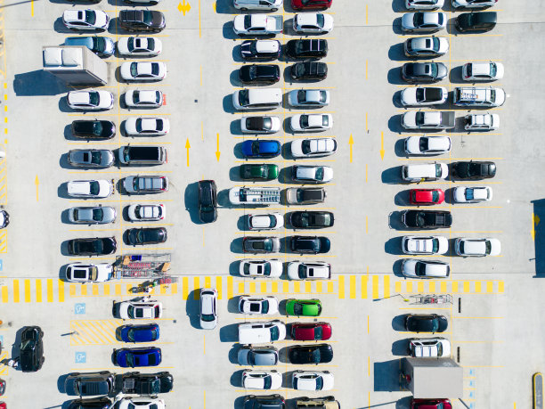 繁忙的购物中心停车场图片下载