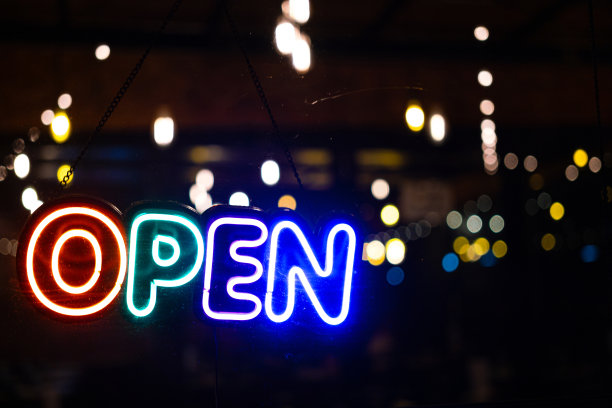 “开放”霓虹灯横幅标志。图片下载