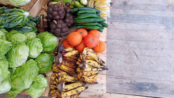 高角度看各种新鲜蔬菜和水果与木板复制空间为背景图片下载