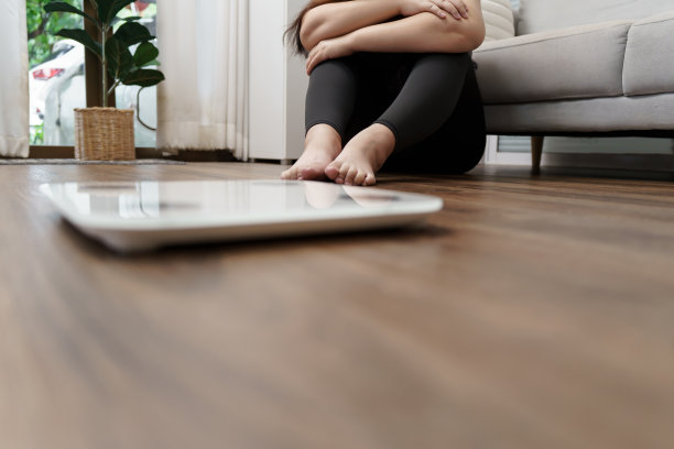 悲伤的女人与肥胖心烦厌倦节食减肥failÂ脂肪饮食和体重秤悲伤的亚洲妇女在家中体重控制图片下载
