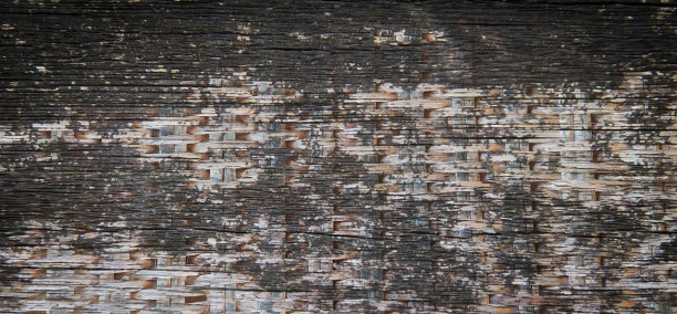 一张木头表面的照片，上面的油漆很旧，用白色和棕色的油漆钉在木头表面上。图片下载