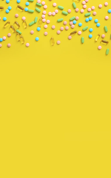 黄色背景上不同颜色的维生素。俯视图的分散明亮的药丸图片下载