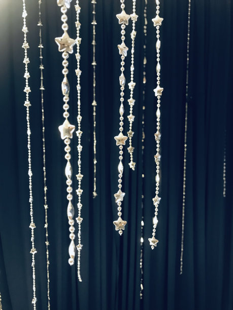 豪华窗帘上的星形悬挂移动图片下载