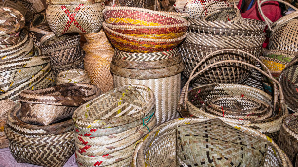 厄瓜多尔，一堆手工编织的篮子图片下载