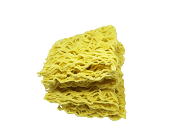 方便面被隔离在白色的背景上。生面条当正餐。图片下载