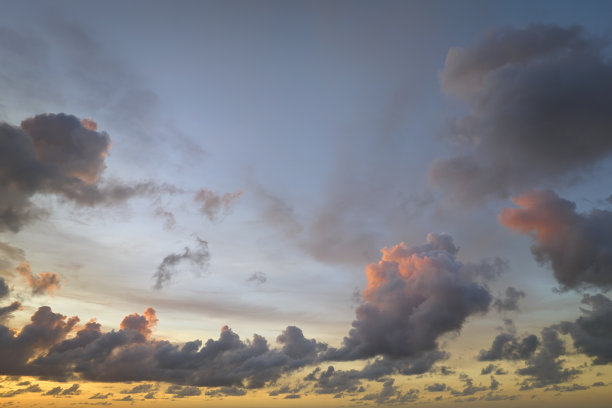 色彩缤纷的傍晚景观与柔和的粉彩云在水彩着色夕阳天空。抽象自然背景图片下载