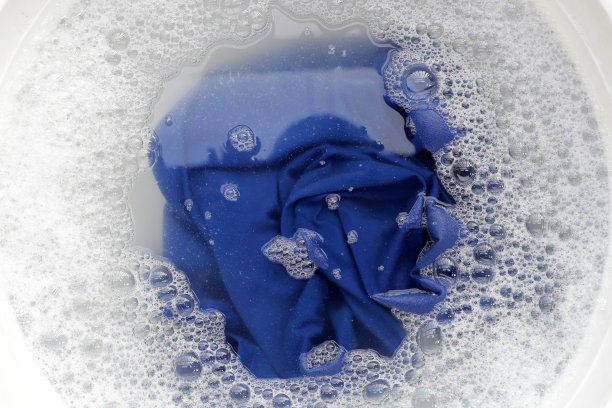 t恤浸泡在粉状洗涤剂水中溶解，用布洗涤。衣服的概念图片下载