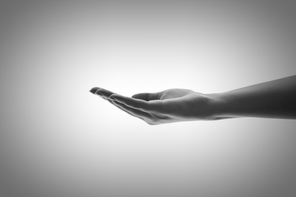 就像你手掌里的一点水黑白相间。女人的手掌心朝上，好像拿着什么东西。打开手势。图片下载