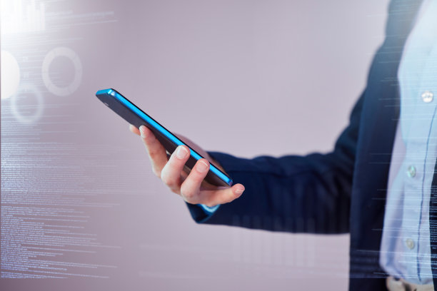 女性，手和手机在数据研究，社交媒体或分析叠加在工作室背景。女商人手持智能手机进行在线搜索、浏览或在模型上进行创新图片下载