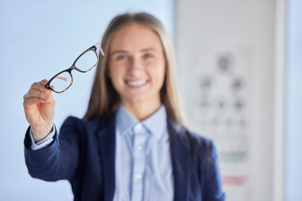 肖像，女人和眼镜有清晰的视野，幸福和健康有照顾，模糊和办公室的快乐。戴眼镜的脸、女顾客和女士，戴眼镜和配镜的视力和视力图片下载