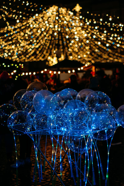 采购产品圣诞户外照明，城市照明，节日灯。圣诞城街道的灯光迷离在夜晚图片下载