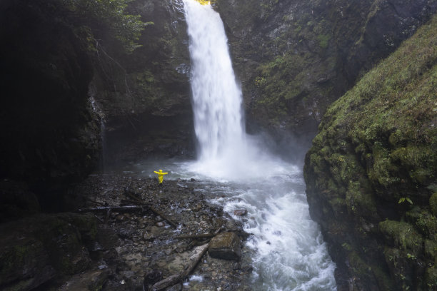 秋季帕洛维特瀑布无人机照片，艾德尔高原Kackar山脉，Camlihemsin Rize，土耳其(土耳其语)图片下载