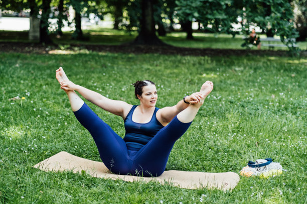 运动如药。成年人的身体活动可以预防和治疗慢性病。大码曲线的女人在户外锻炼。图片下载