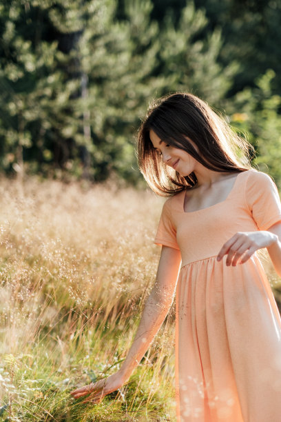 庆祝地球月，地球日。花时间在大自然中。亲近自然是缓解气候焦虑的一种方式。年轻女子，女孩在户外散步，享受大自然图片下载