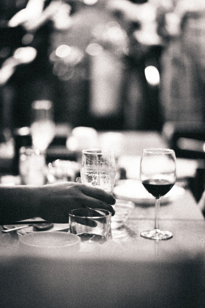 在餐厅喝啤酒。黑白照片。图片下载
