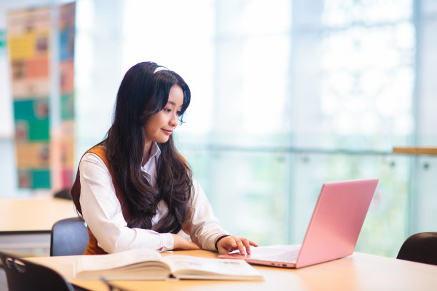 学校里的亚洲女孩。学生在教室里。图片下载