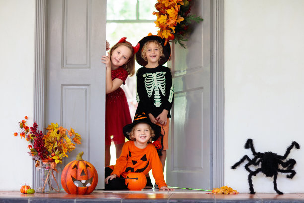 孩子们不给糖就捣蛋。孩子们的万圣节乐趣。图片下载