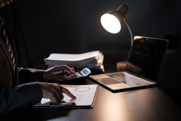 在办公室分析财务预算图片下载