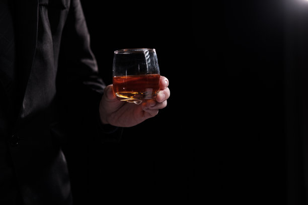 特写:商人端着一杯威士忌图片下载