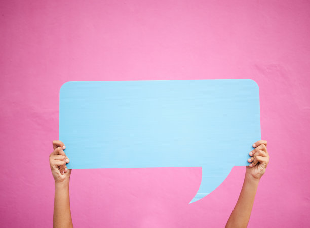 社交媒体，手和通信语音泡沫模型或意见，评论或反馈空间的广告安置。引用，对话框和人与标志或广告牌，横幅或聊天图片下载