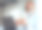 竖起大拇指，笔记本电脑和非洲商人在他的办公室进行在线会议或虚拟讨论。快乐，成功和高级男性经理在工作场所用电脑进行视频通话。图片下载