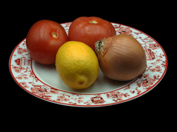 瓷盘上的土耳其牧羊人沙拉。黑色背景图片下载