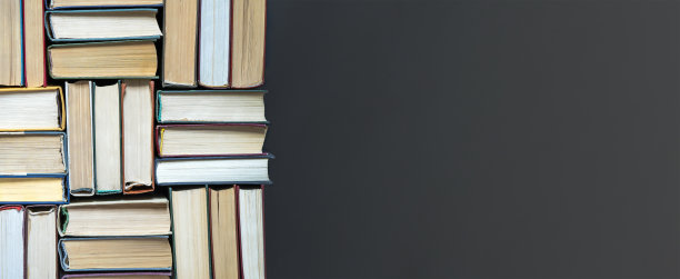 横幅。一堆有复印空间的旧书。教育背景。返校理念图片下载