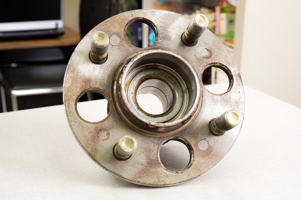 一辆城市汽车用过的带螺丝的车轮轴承的特写照片。图片下载
