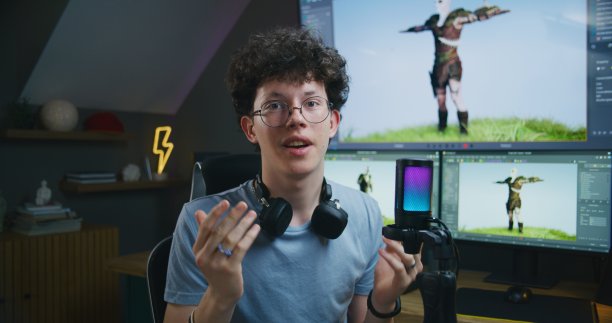 青少年录制了关于游戏设计和3D建模的视频图片下载