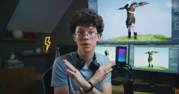 青少年录制了关于游戏设计和3D建模的视频图片下载